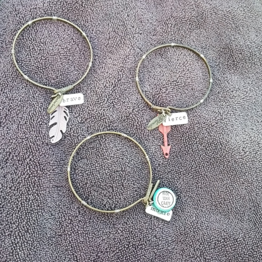 Set of 3 clasp bracelets